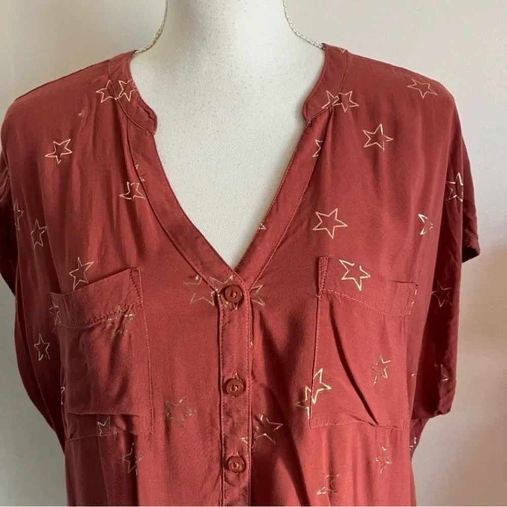 Torrid Challis Button Down Muted Red And Gold Sta… - image 4